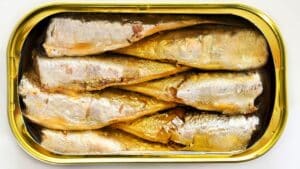 Boîte de sardines en conserve ouverte.