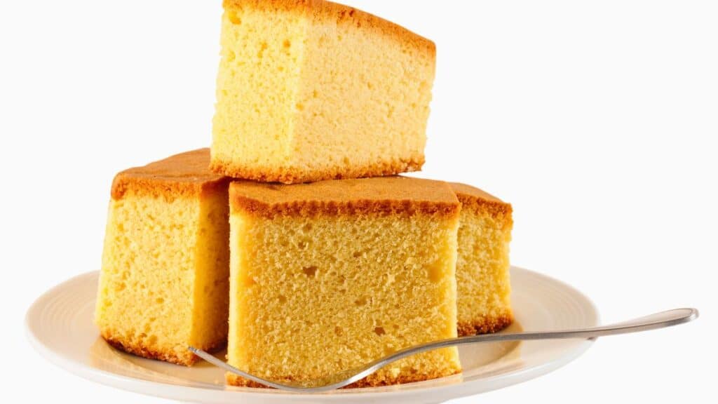 Tranches de gâteau éponge sur une assiette blanche.