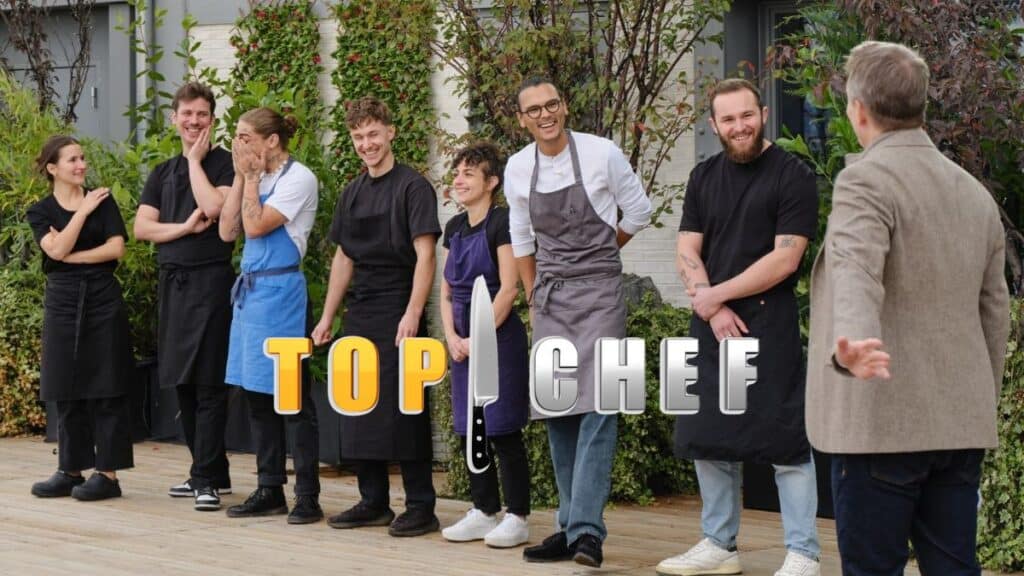 Candidats Top Chef souriant en extérieur.