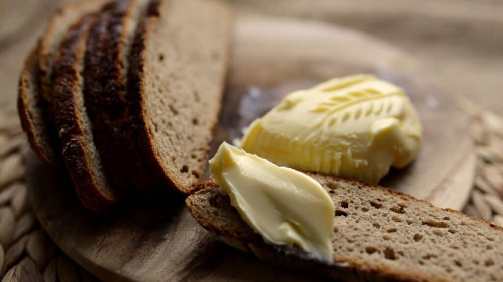 Pain et beurre sur une planche.