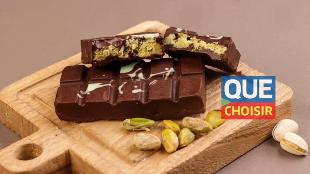 Tablette chocolat pistache sur planche bois.