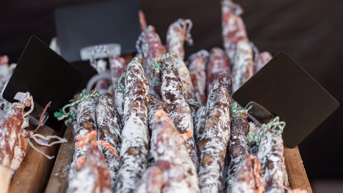 Saucissons secs en présentation sur une table.