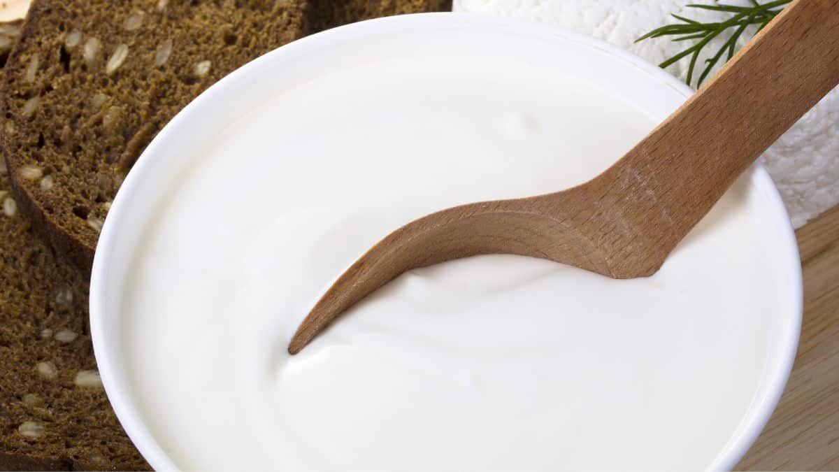 Bol de yaourt avec cuillère en bois