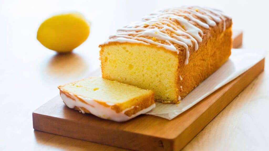 Gâteau au citron avec glaçage, sur une planche.
