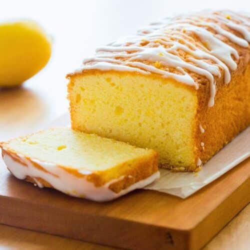 Gâteau au citron avec glaçage, sur une planche.