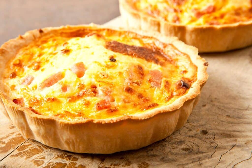 Quiche lorraine sur planche en bois