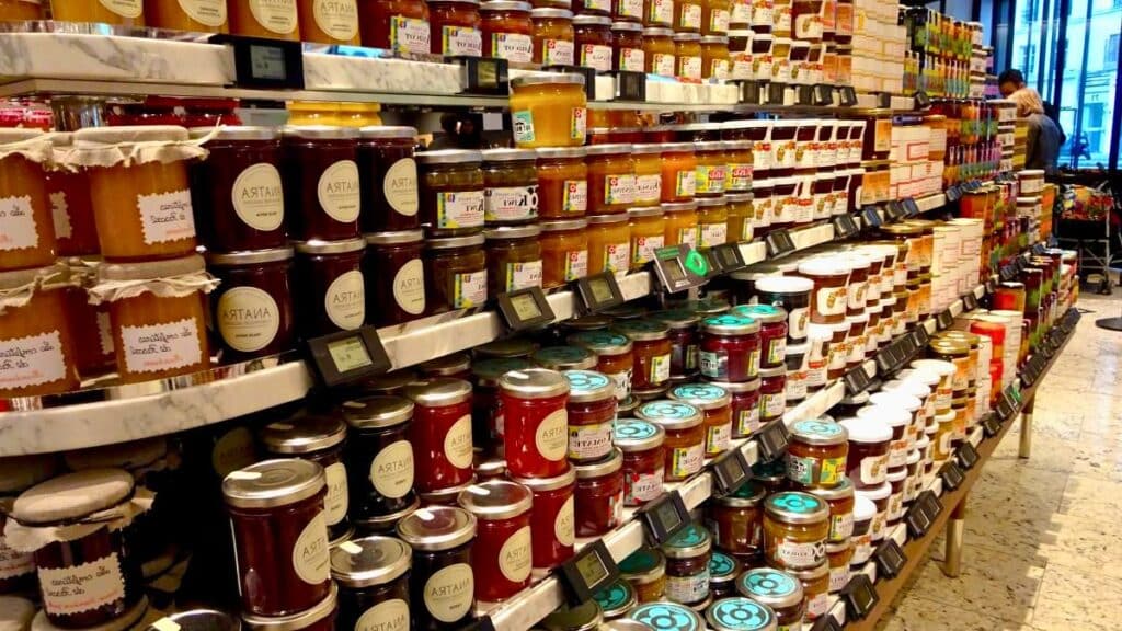 Étagères de pots de confiture en magasin.