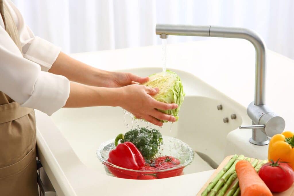 Lavage de légumes frais sous l'eau courante.