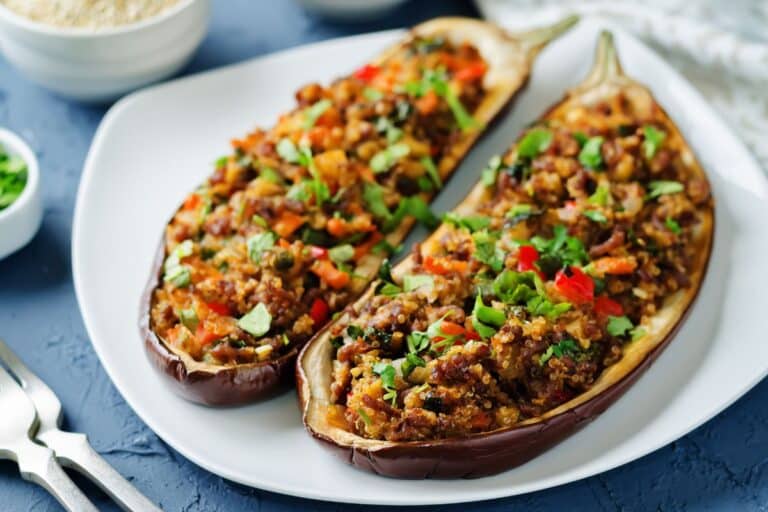 Aubergines farcies au quinoa et légumes.