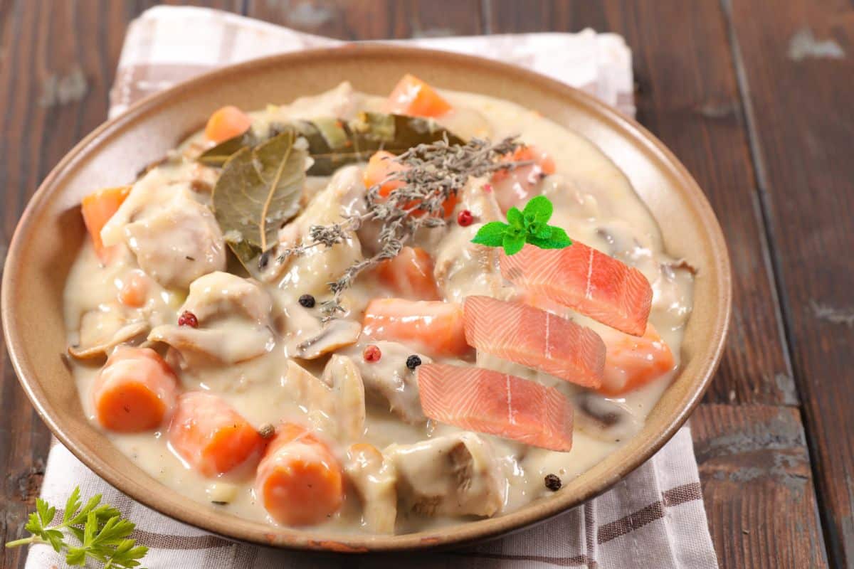 Blanquette de saumon avec carottes et sauce crémeuse.