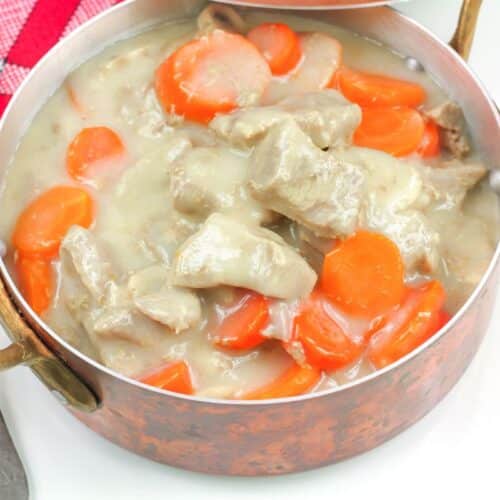 Boeuf mijoté aux carottes dans une casserole en cuivre.