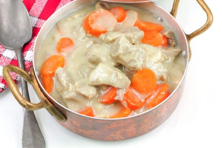 Boeuf mijoté aux carottes dans une casserole en cuivre.