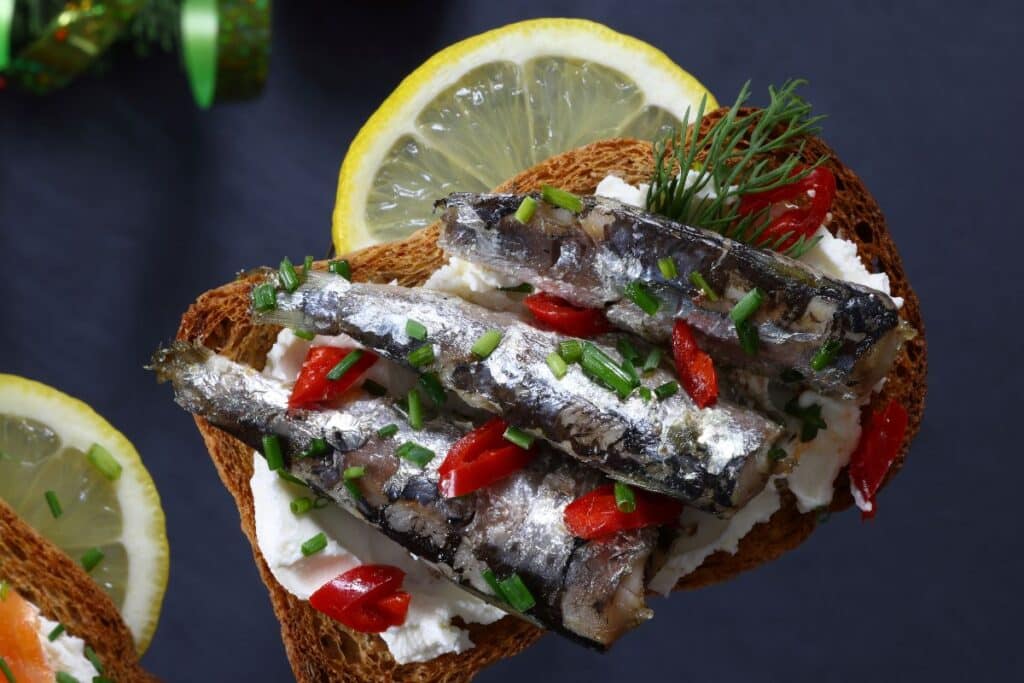 Tartine de sardines, citron, aneth, ciboulette.