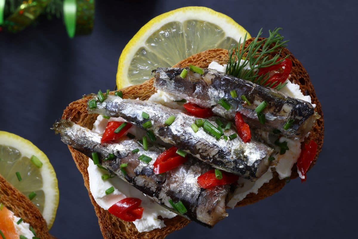 Tartine de sardines, citron, aneth, ciboulette.