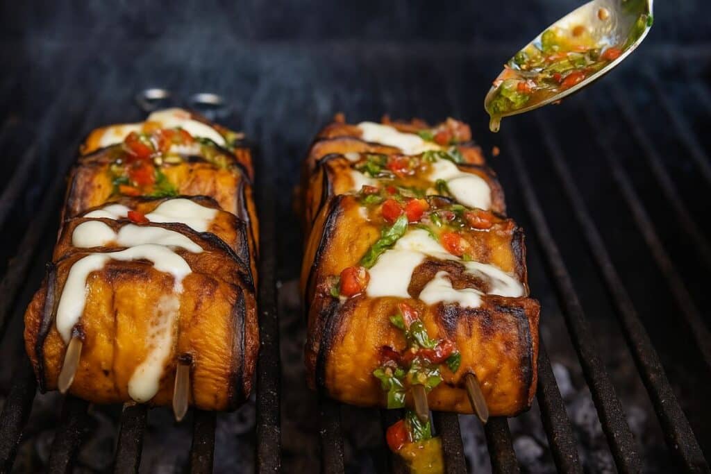 Brochettes de viande grillées avec sauce et fromage.