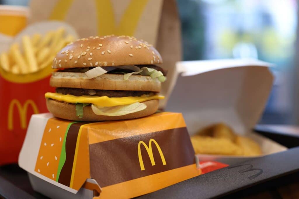 Burger et frites sur un plateau McDonald's.