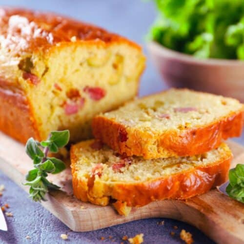 Tranches de cake salé aux légumes et jambon.