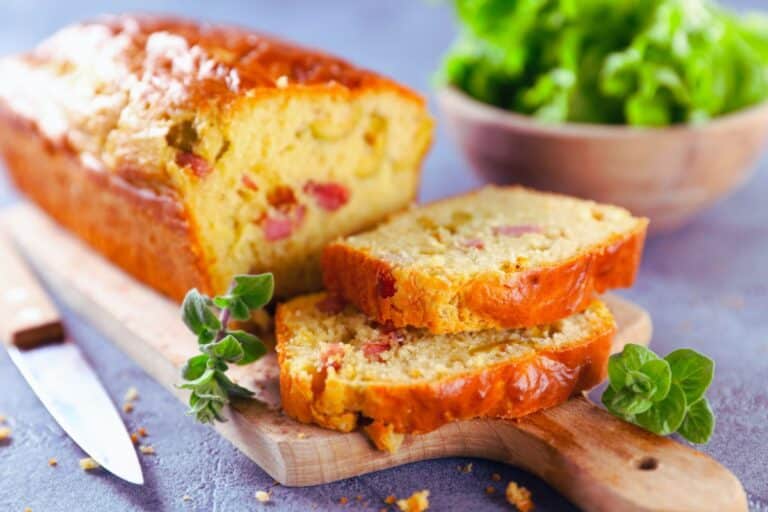 Tranches de cake salé aux légumes et jambon.