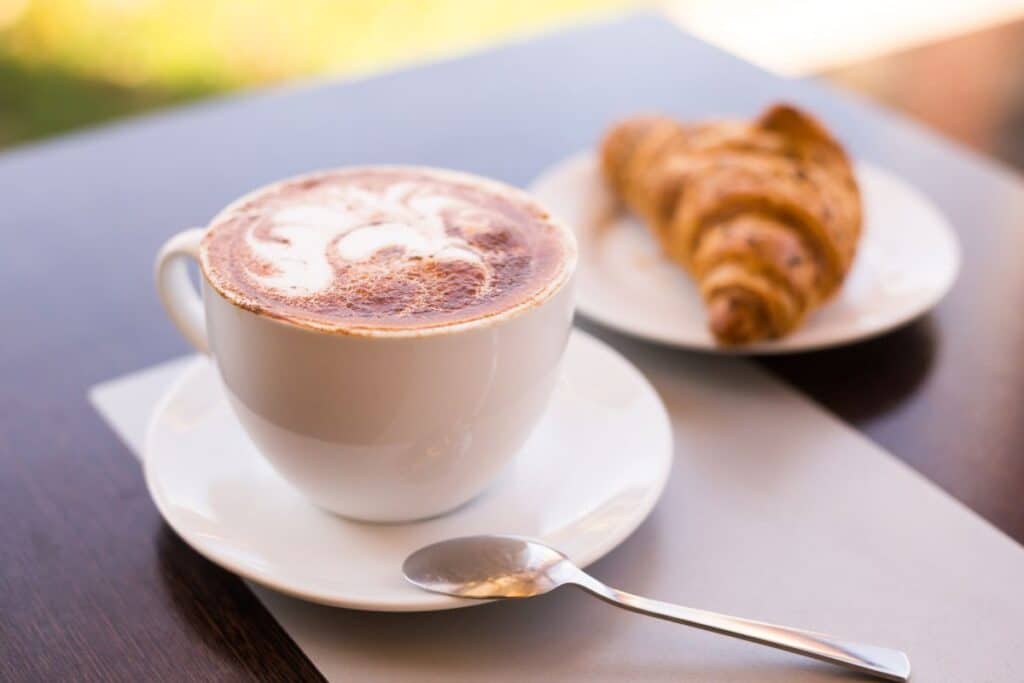 Son cappuccino maison impressionne ses invités à chaque fois : voici la technique qu’elle refuse de dévoiler