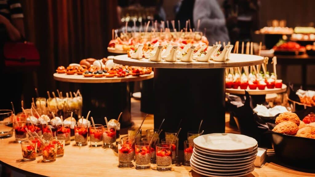 Buffet varié avec amuse-gueules colorés.