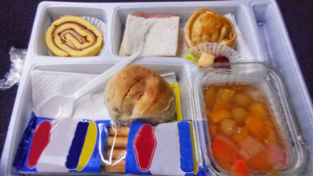 Plateau repas d'avion avec diverses collations.