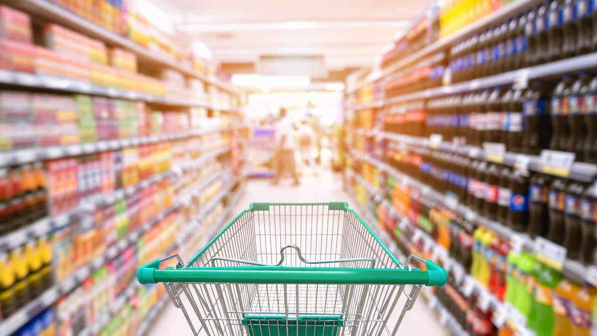 Chariot dans une allée de supermarché