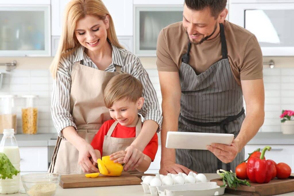 Famille cuisine ensemble dans la cuisine.
