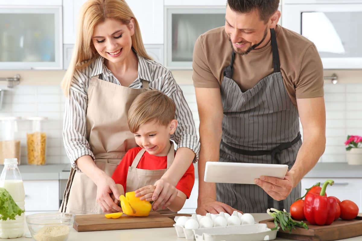 Famille cuisine ensemble dans la cuisine.
