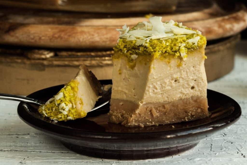 Gâteau crémeux à la pistache sur une assiette.