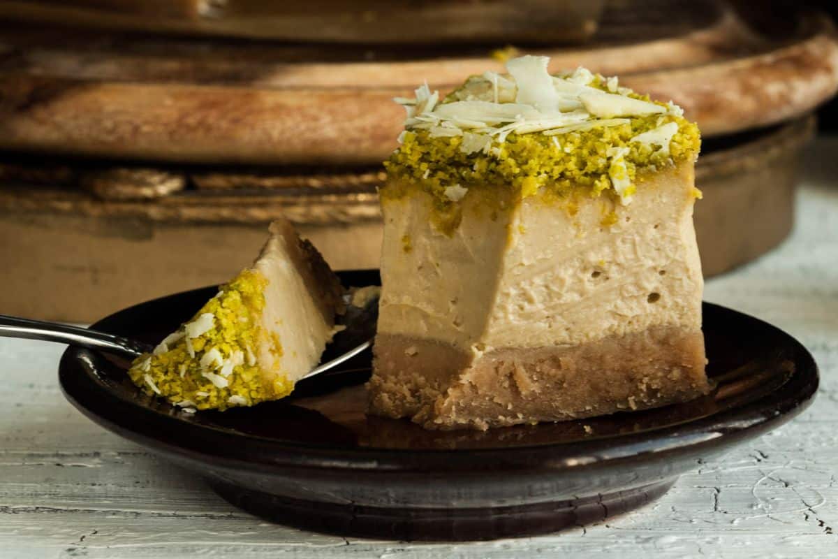 Gâteau crémeux à la pistache sur une assiette.