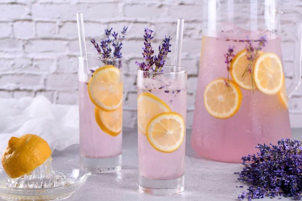 Limonade à la lavande et citron fraîche, décorée.