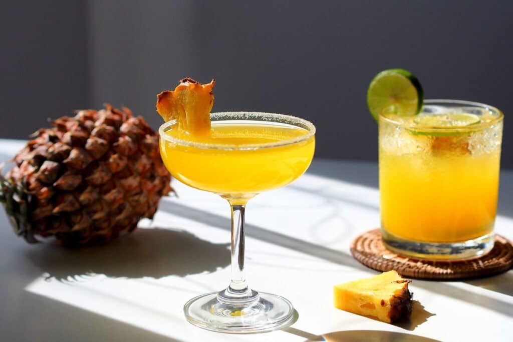 Cocktails à l'ananas et verre de citron vert.