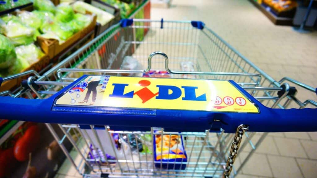 Chariot de supermarché avec logo.