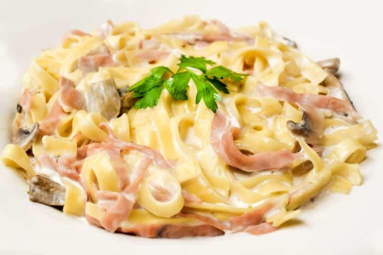 Tagliatelles au jambon, sauce crémeuse et persil.