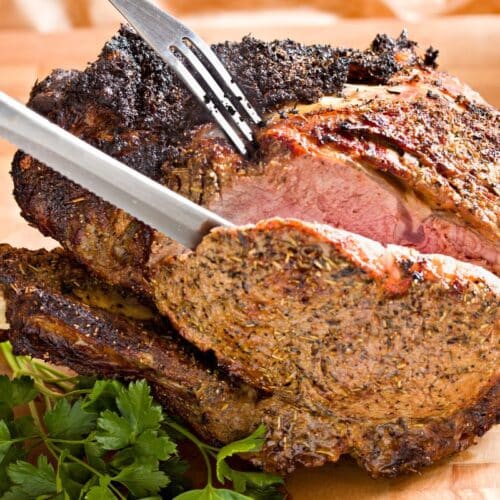 Découpe d'un rôti de viande grillé.