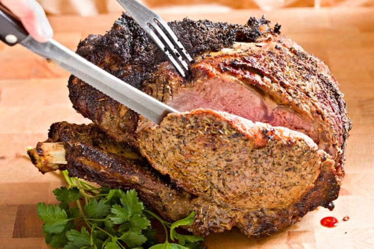 Découpe d'un rôti de viande grillé.