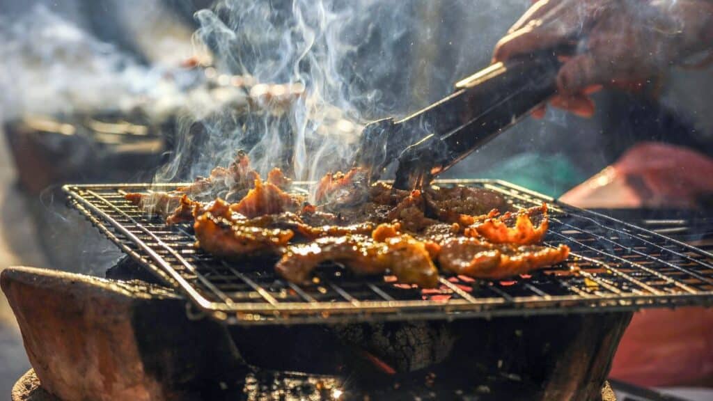 Viande grillée sur barbecue fumant