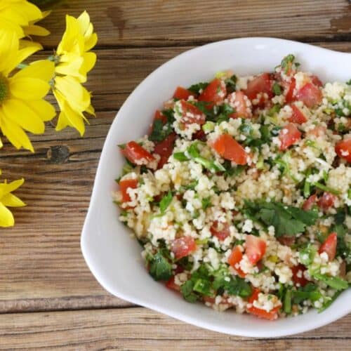 Salade de taboulé avec fleurs jaunes décoratives.