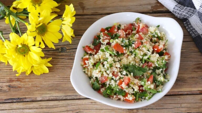 Salade de taboulé avec fleurs jaunes décoratives.