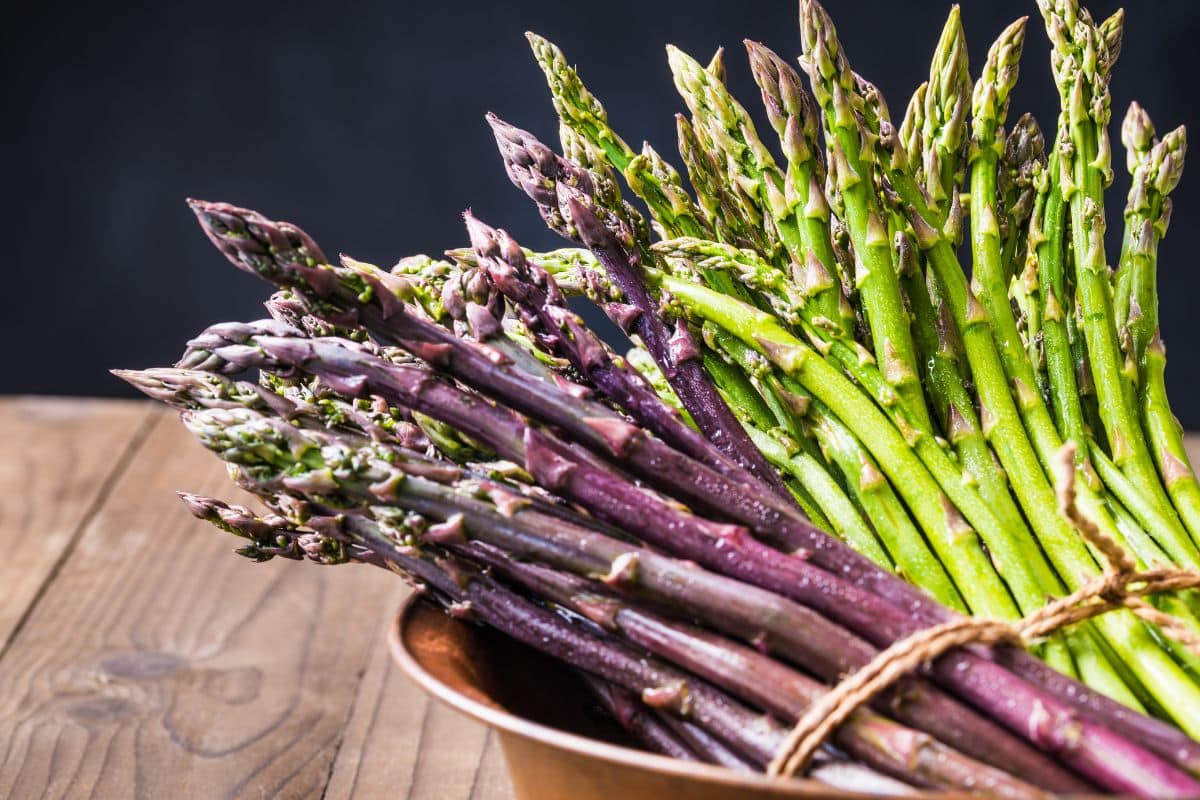 Asperges vertes et violettes dans un bol.