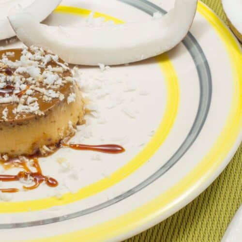 Dessert à la noix de coco sur assiette jaune.