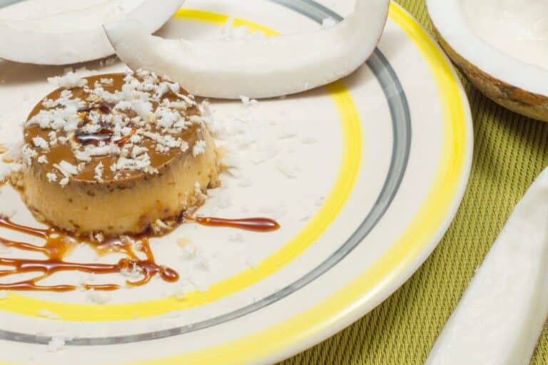 Dessert à la noix de coco sur assiette jaune.