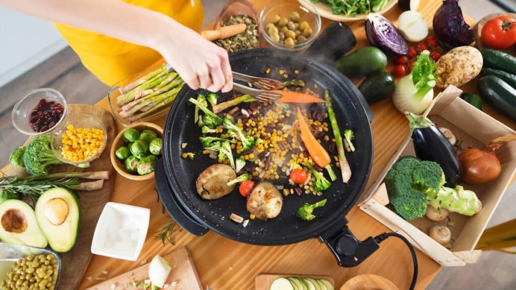 Préparation de légumes sautés dans un wok.