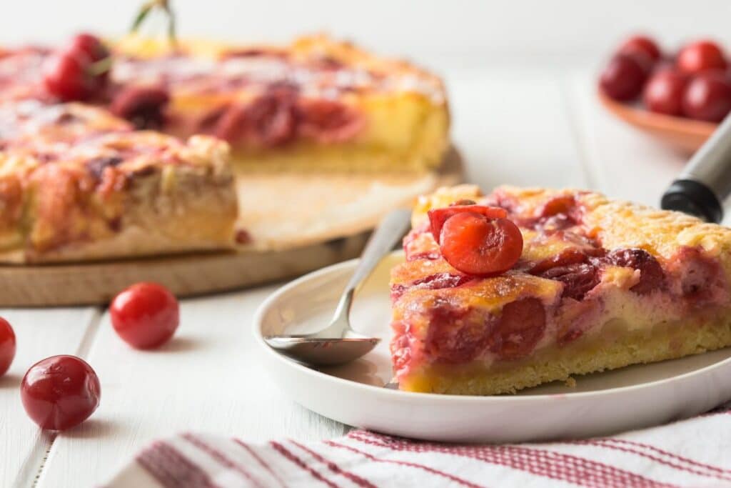 Tarte aux cerises sur assiette, servie.