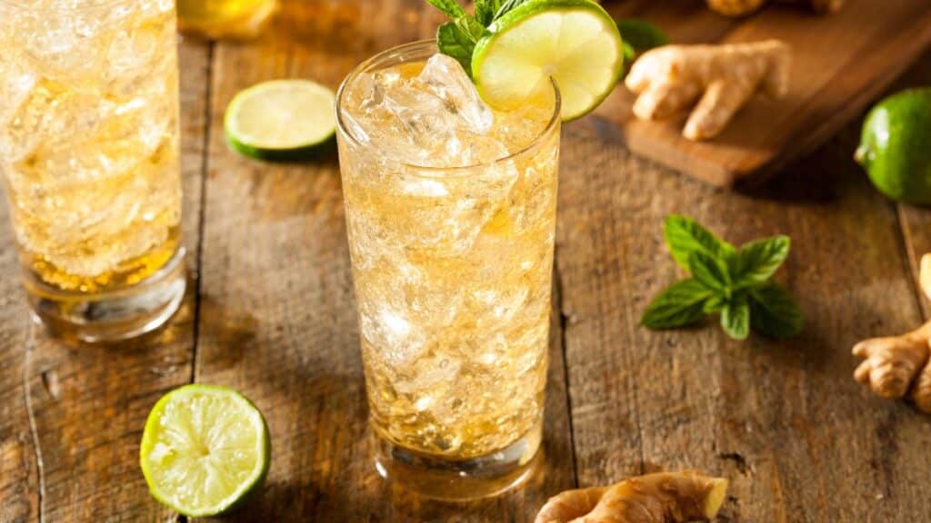 Cocktail avec glace, lime et menthe, vue rapprochée.