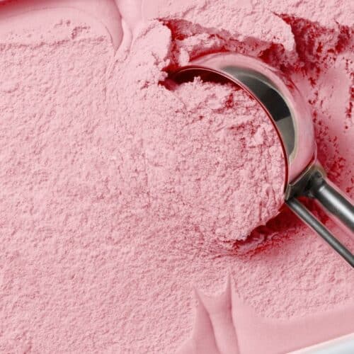 Glace rose avec cuillère en métal.