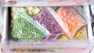 Sacs de légumes surgelés dans un congélateur.