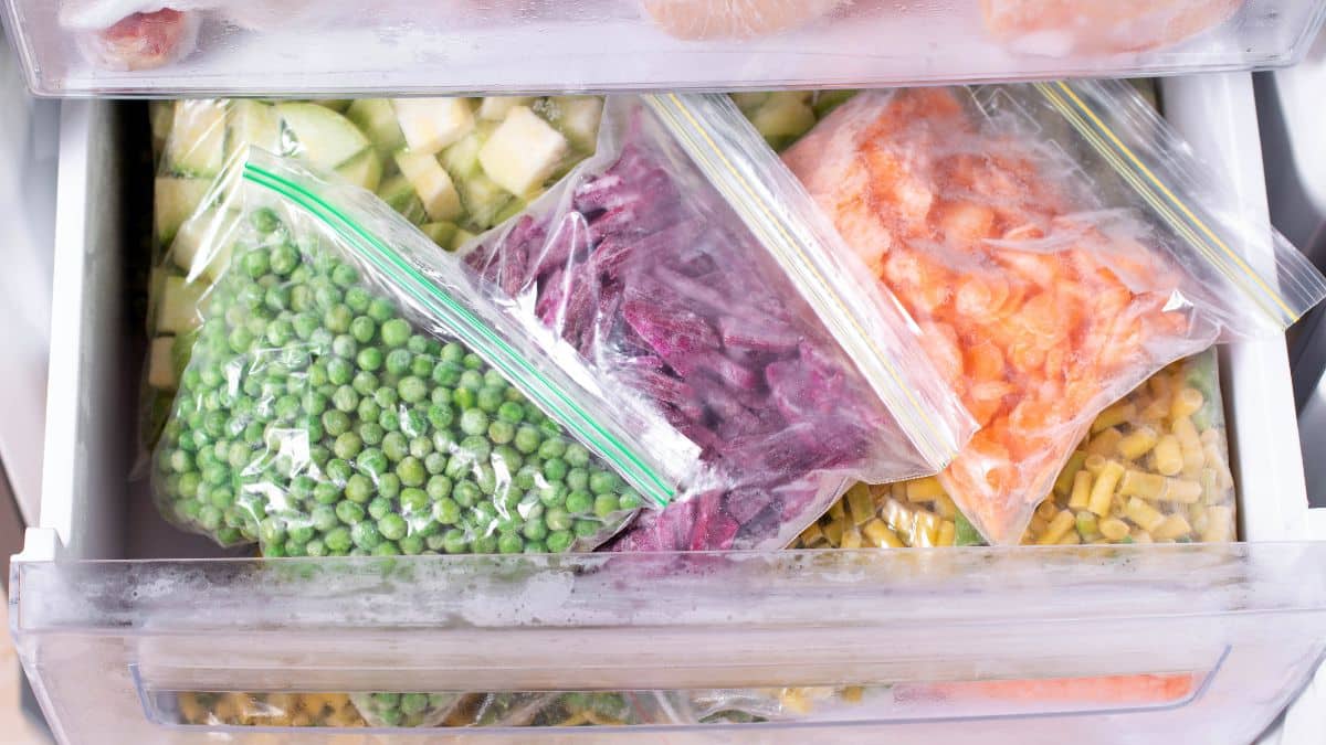 Sacs de légumes surgelés dans un congélateur.