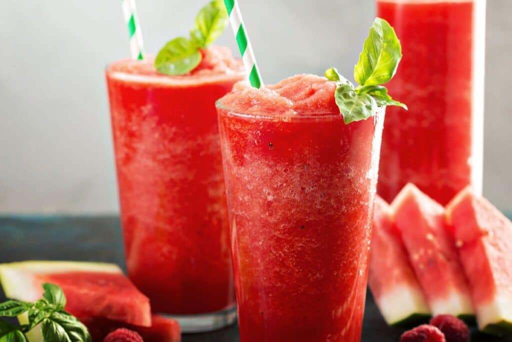 Smoothie pastèque frais avec garniture de basilic.
