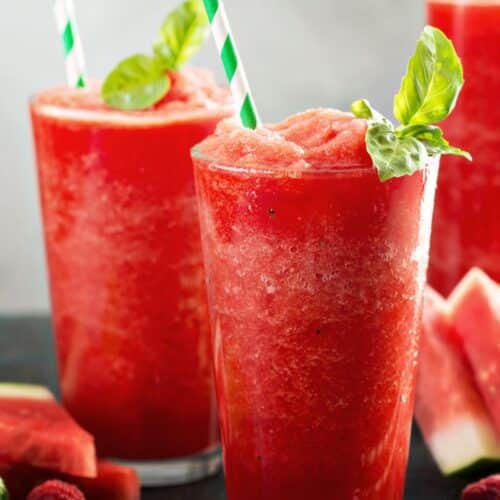 Smoothie pastèque frais avec garniture de basilic.